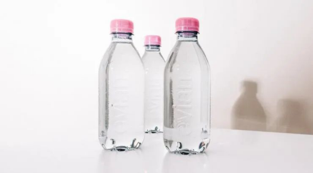 依云首次推出无标签瓶装水！